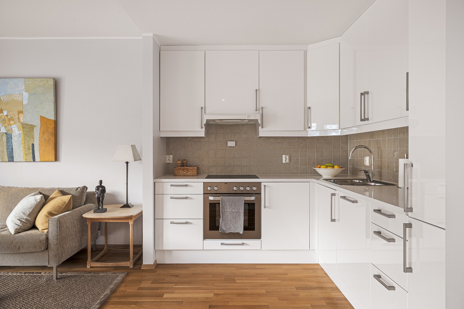 Kjøkkeninnredningen består av slette fronter, og benkeplate i marmor. Galleribilde