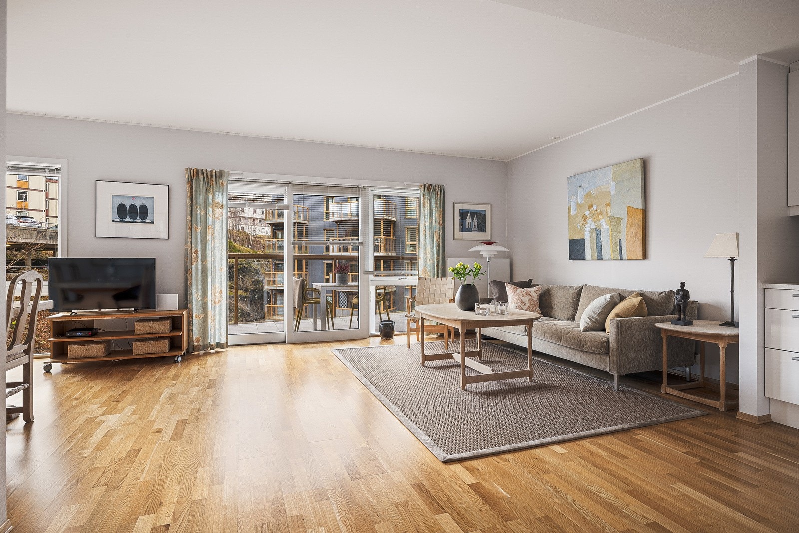 Videre ledes man naturlig innover til den romslige stue/kjøkken løsningen på ca. 35 kvm. Galleribilde