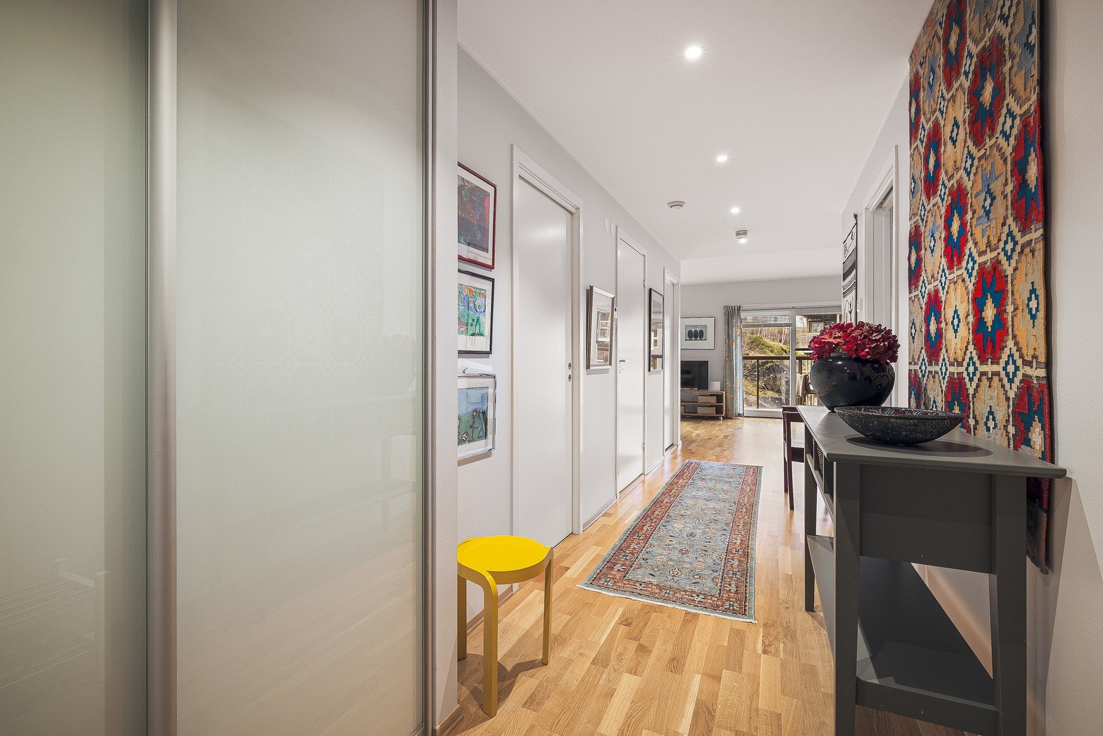 Leiligheten gir et godt førsteinntrykk med en romslig entrè på ca. 9,3 kvm. Galleribilde