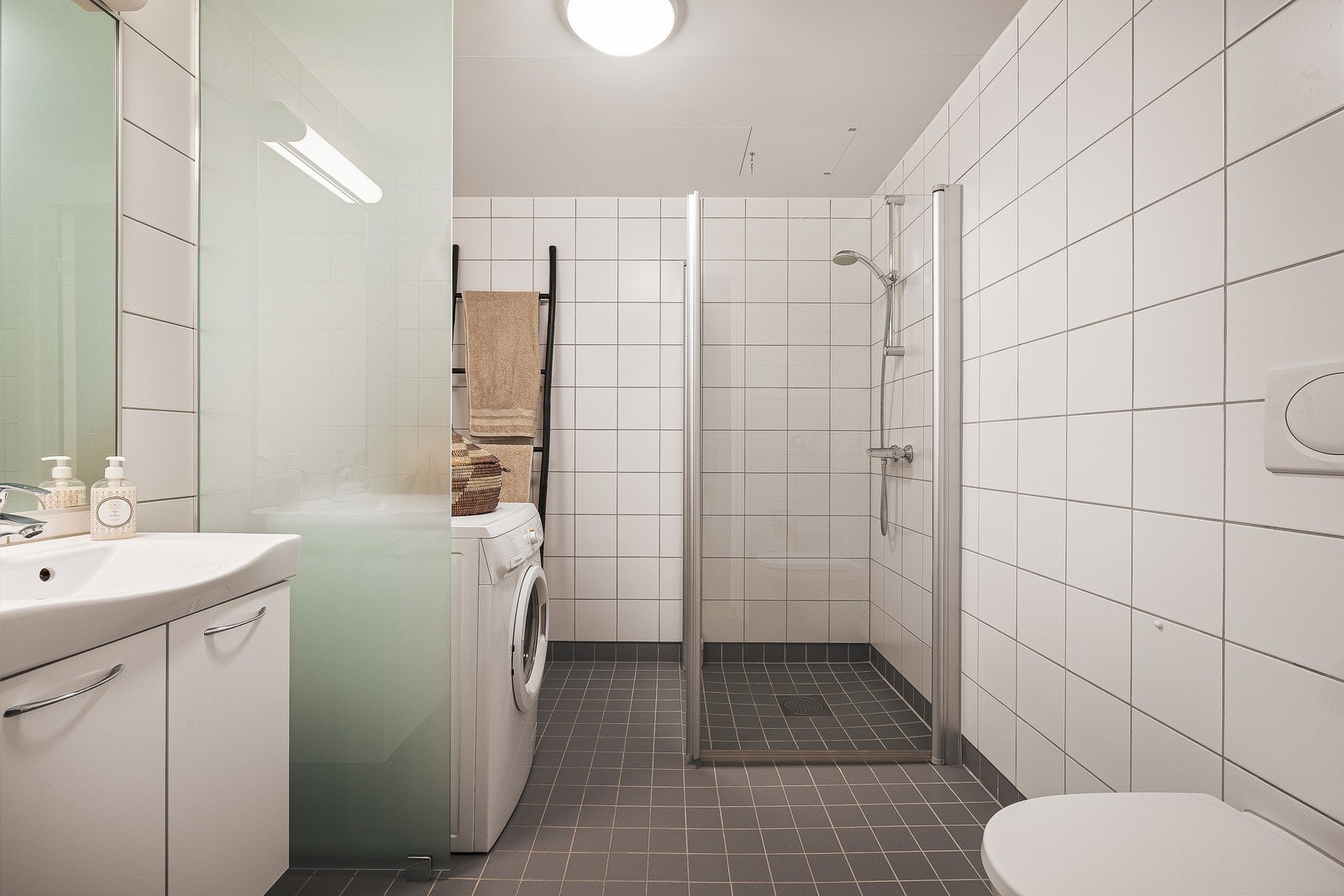 Her er det også opplegg for vaskemaskin, og selvfølgelig varme i gulvet. Galleribilde