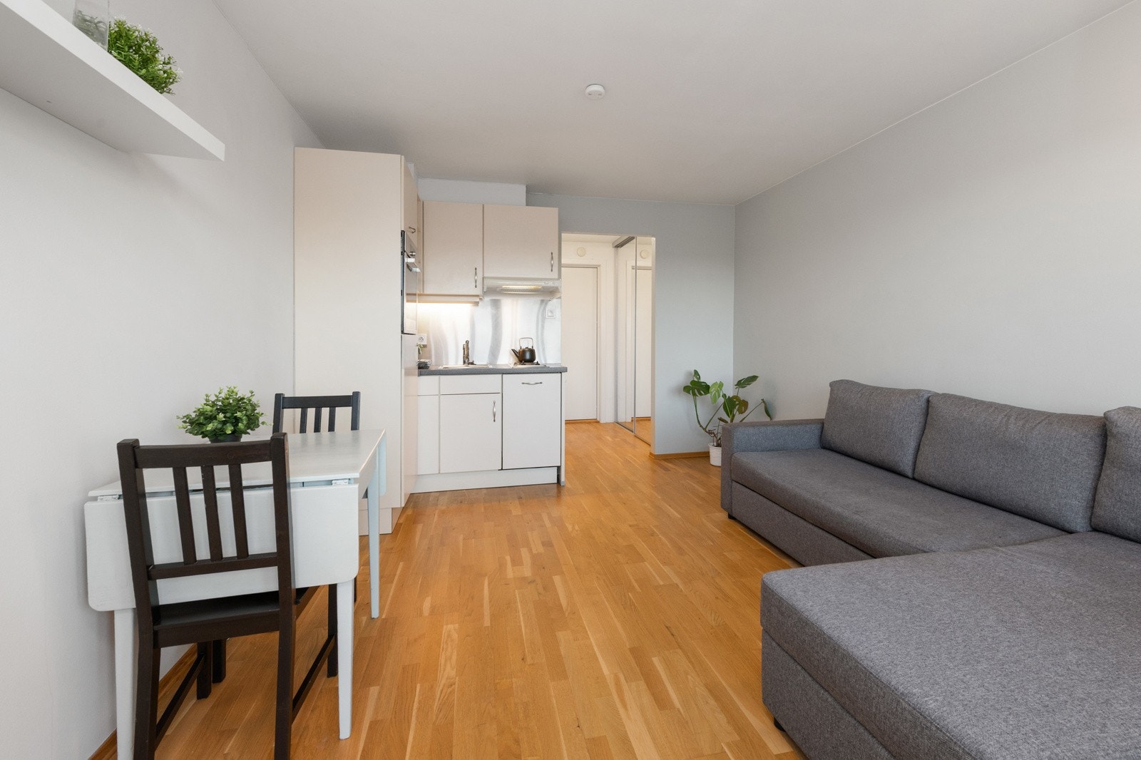 Praktisk kjøkken med det du trenger av hvitevarer Galleribilde