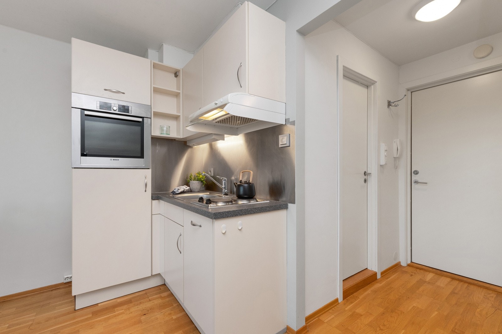 Hvitevarer i form av kjøleskap/frys, stekeovn, platetopp og oppvaskmaskin medføler salget. Galleribilde