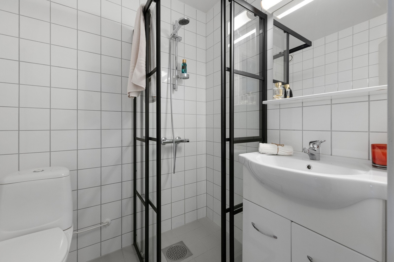 Badet er flislagt på gulv og vegger. Gulvvarme med termostat gir den lune varmen vi alle er så glad i. Galleribilde