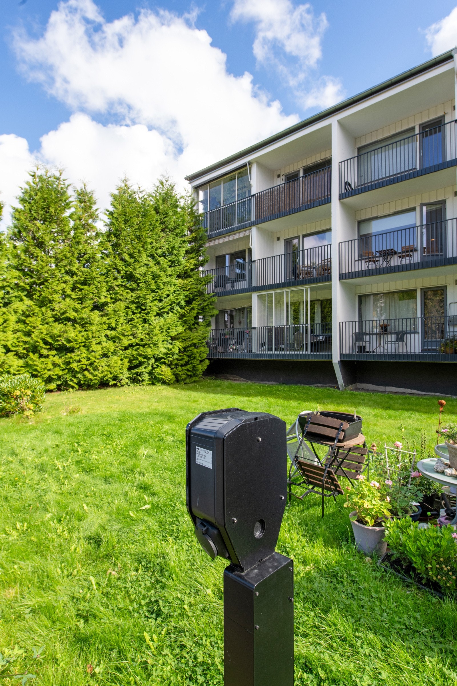 Sommeren 2025 ble el-bil ladere montert. Abonnementsavtale tegnes gjennom leverandør som borettslaget har avtale med. Galleribilde