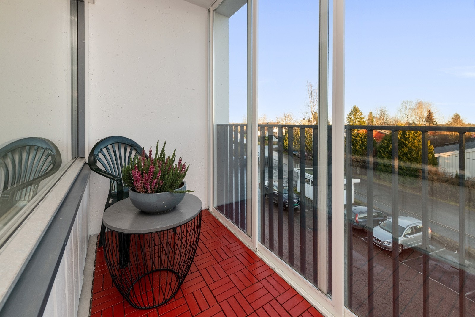 Balkongen er glasset inn med skyvedører som kan trekkes til begge sider Galleribilde