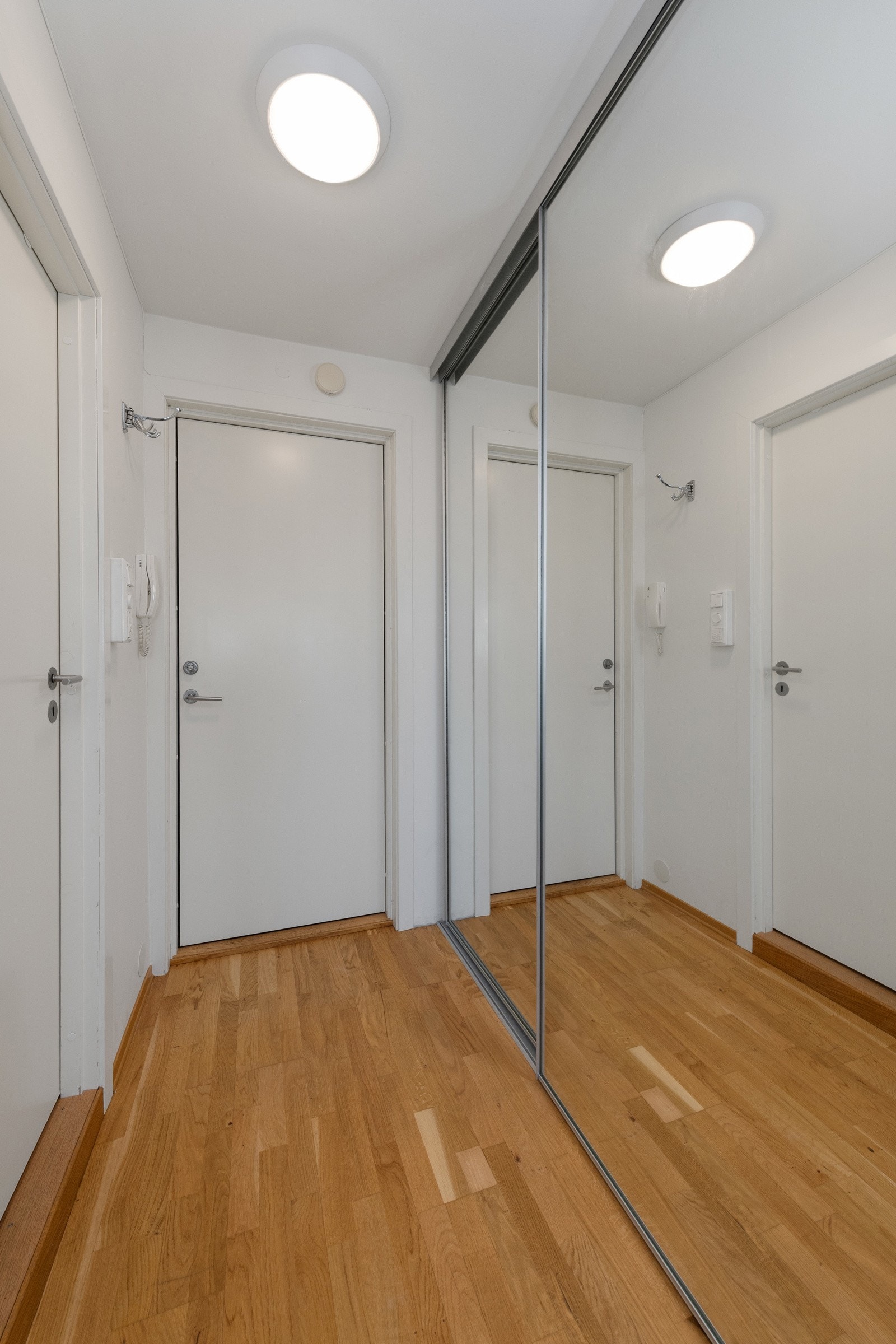 Gangen er utstyrt med dobbel skyvedørsgarderobe med speilfront, Galleribilde