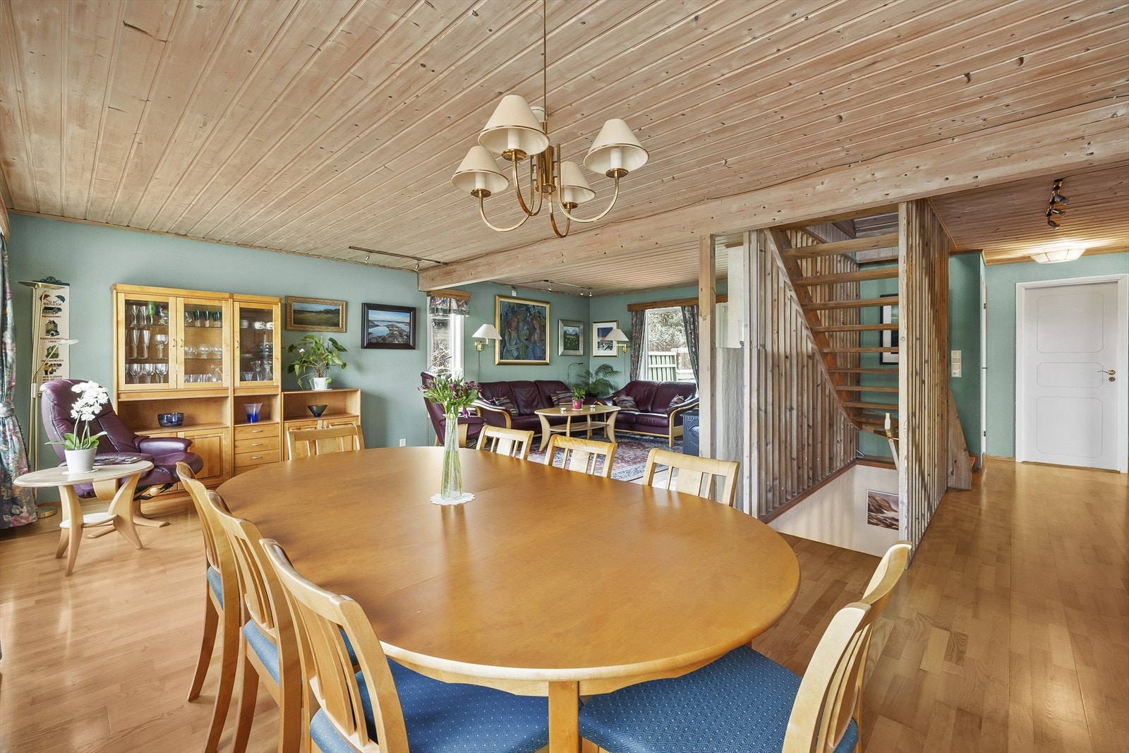 Stuen har god plass til flere soner - som sofagruppe og spisestue Galleribilde