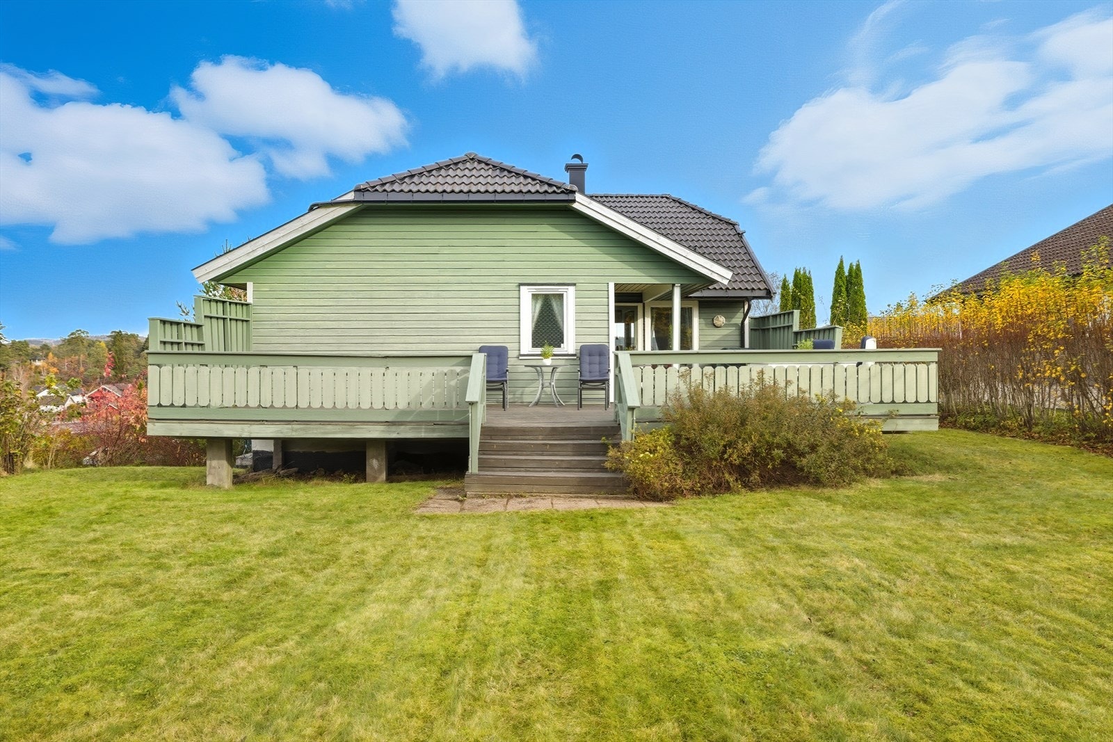 Tomten er pent opparbeidet med grønne plenarealer, beplantning og flere uteplasser Galleribilde