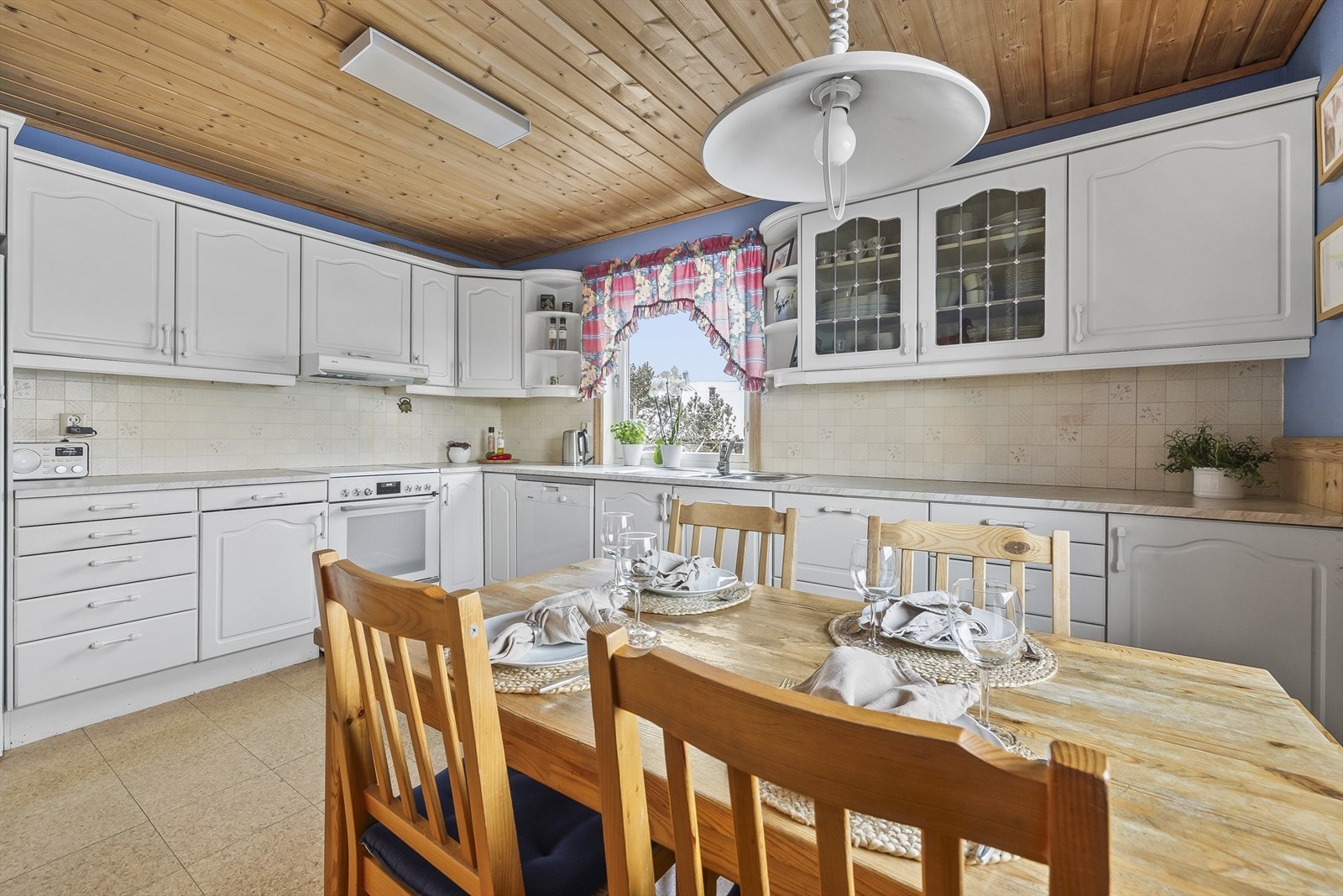 Det er rikelig med både arbeidsplass og oppbevaringsplass i innredningen Galleribilde