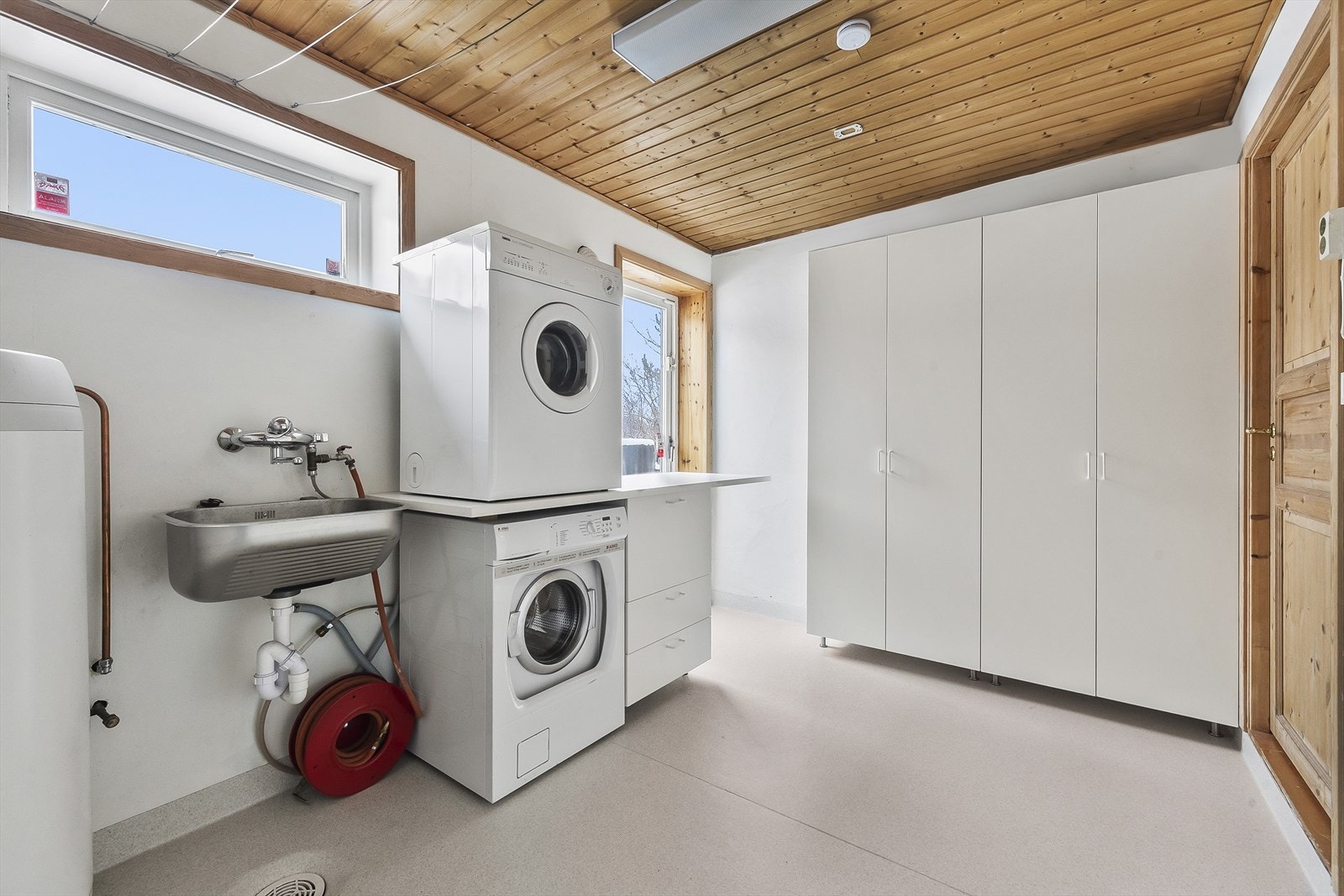 Vaskerom med egen praktisk utgang Galleribilde