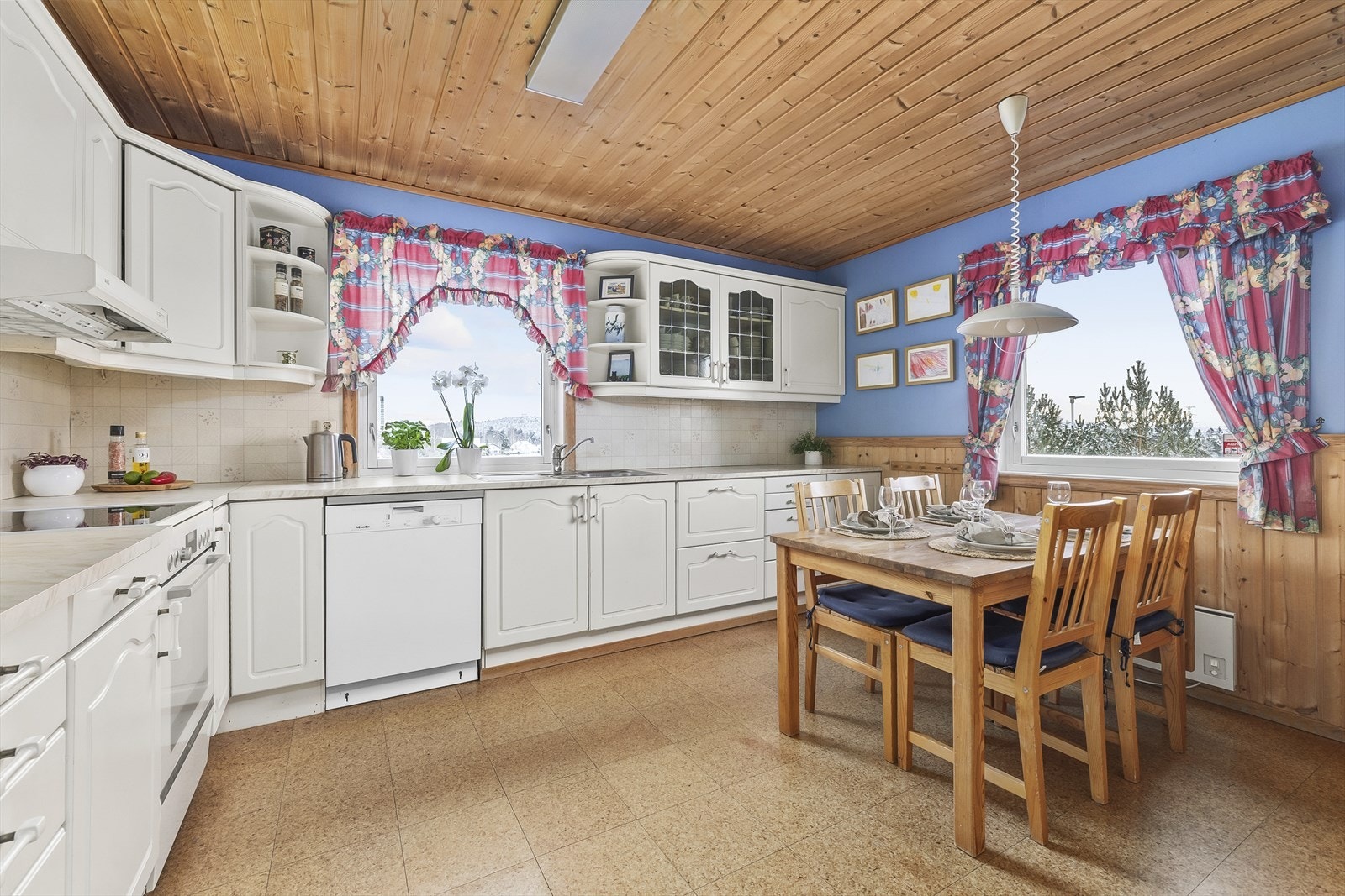 Kjøkken med hyggelig spiseplass Galleribilde