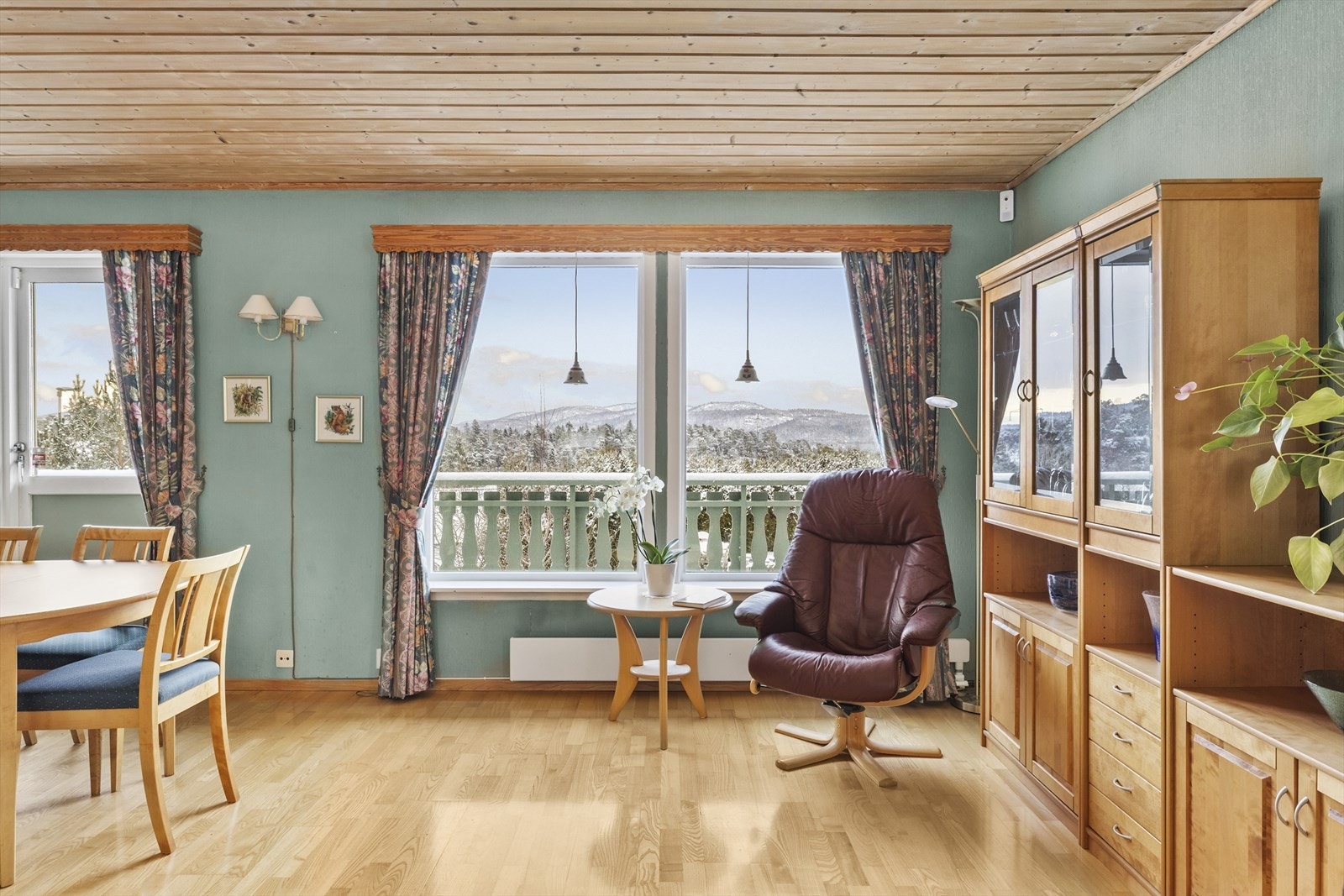 Det er store lysflater som gir godt med lys inn i boligen Galleribilde