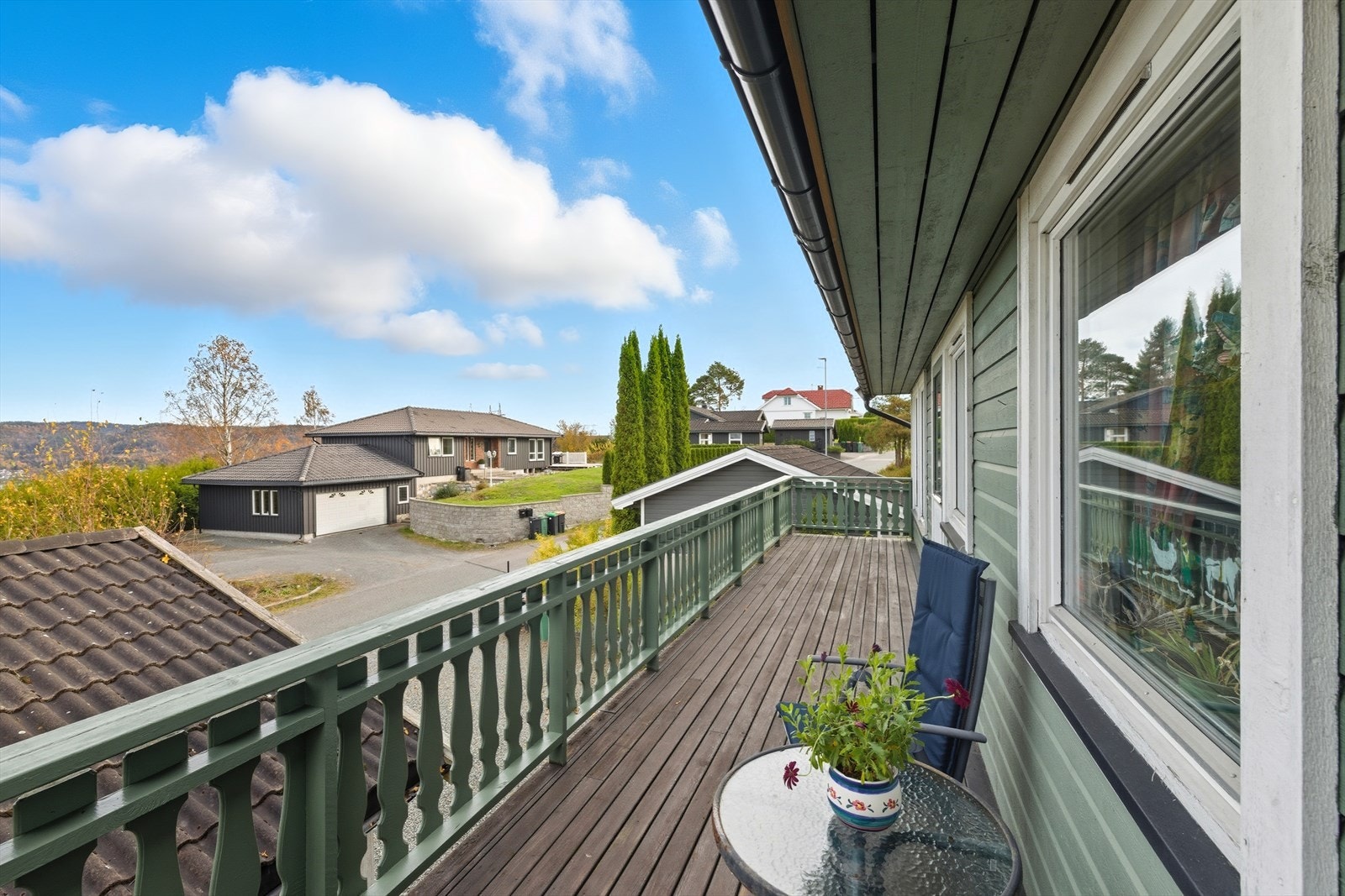 Det er også veranda på fremsiden av huset, foran stue og kjøkken Galleribilde