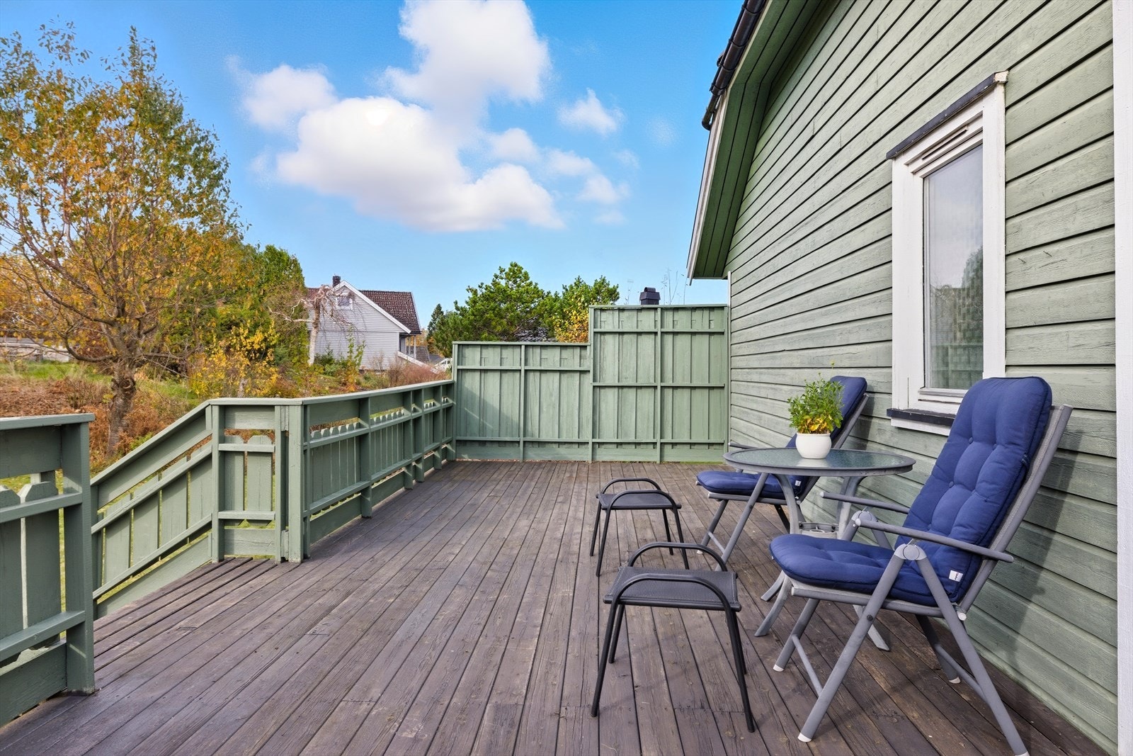 Solrik og vestvendt veranda, med videre adkomst til hageområdet Galleribilde