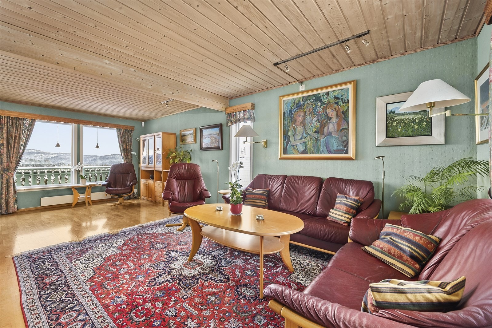 Romslig og luftig stue Galleribilde