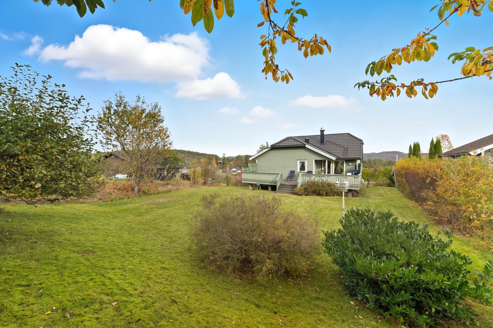 Stor og barnevennlig tomt med stort grøntareal som innbyr til ballspill og lek Galleribilde