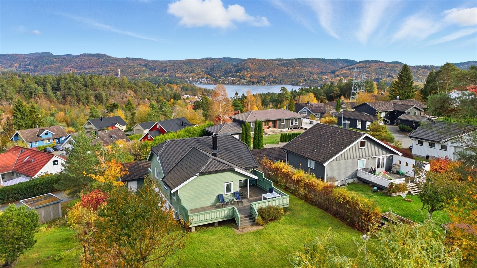 Eiendommen har en attraktiv beliggenhet i et barnevennlig og fint boligområde på Brattås. Galleribilde