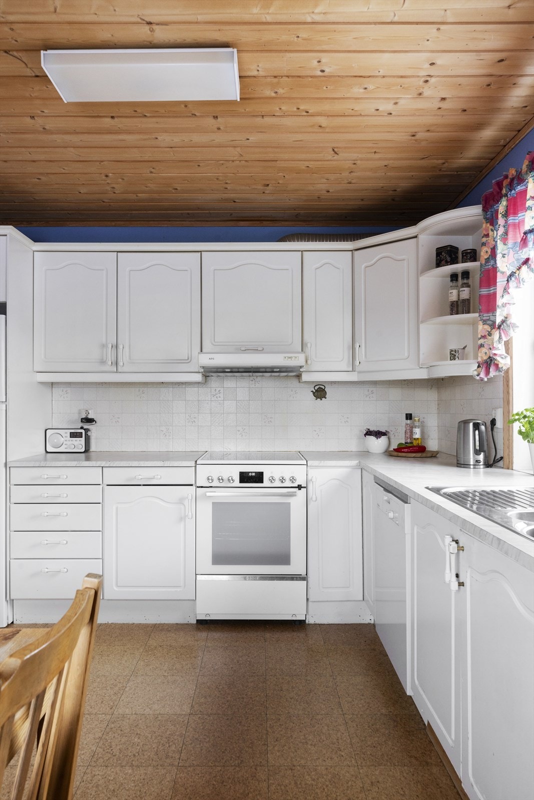 Kjøkkenet har hvite profilerte fronter Galleribilde