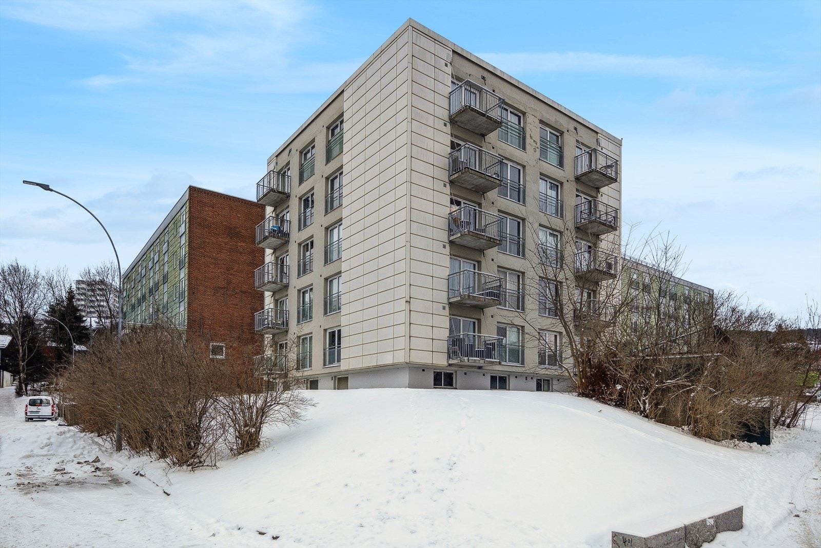 Stilren fasade på det som kan bli ditt nye hjem. Galleribilde