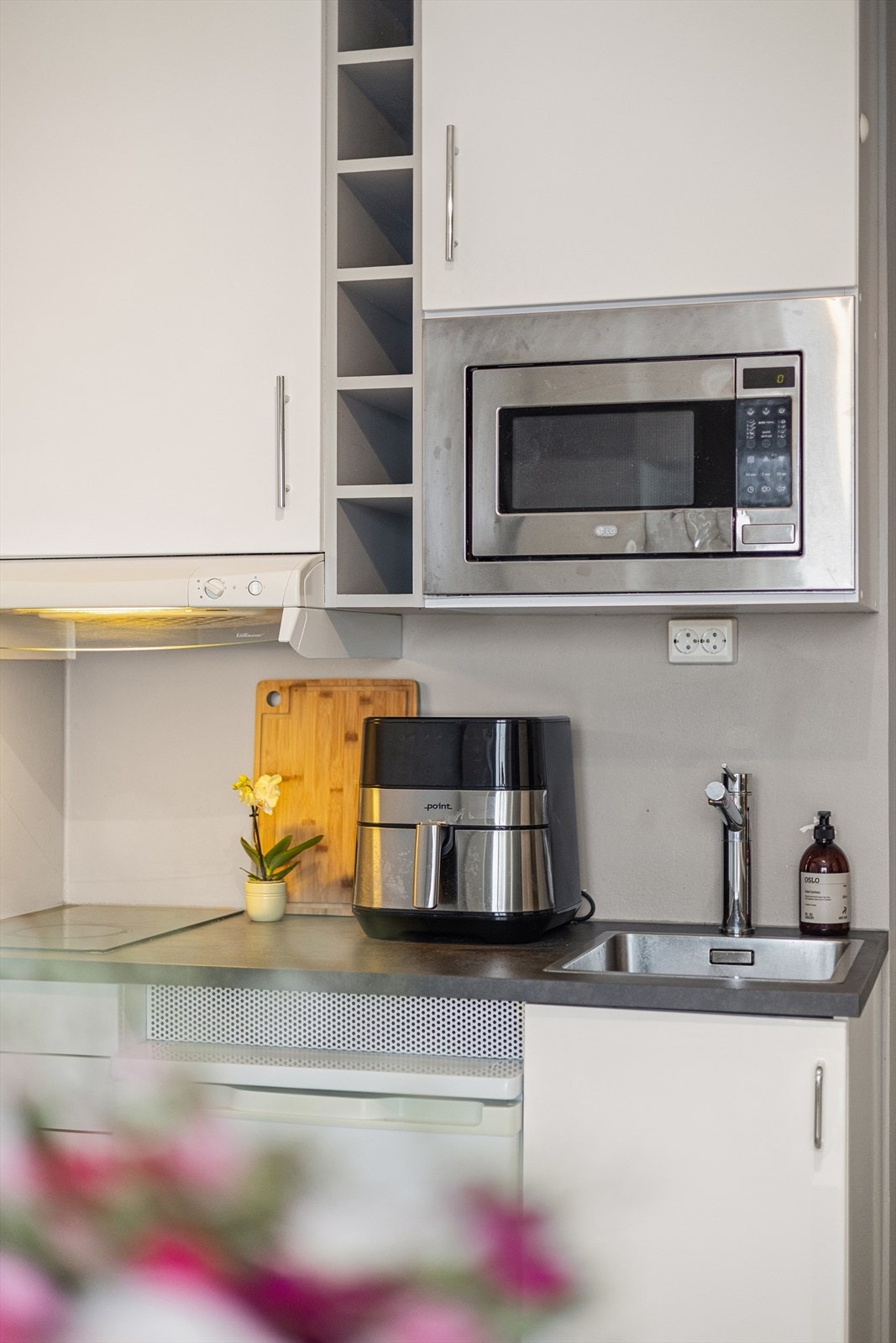 Leiligheten leveres med kjøleskap, mikrobølgeovn og vaskemaskin Galleribilde