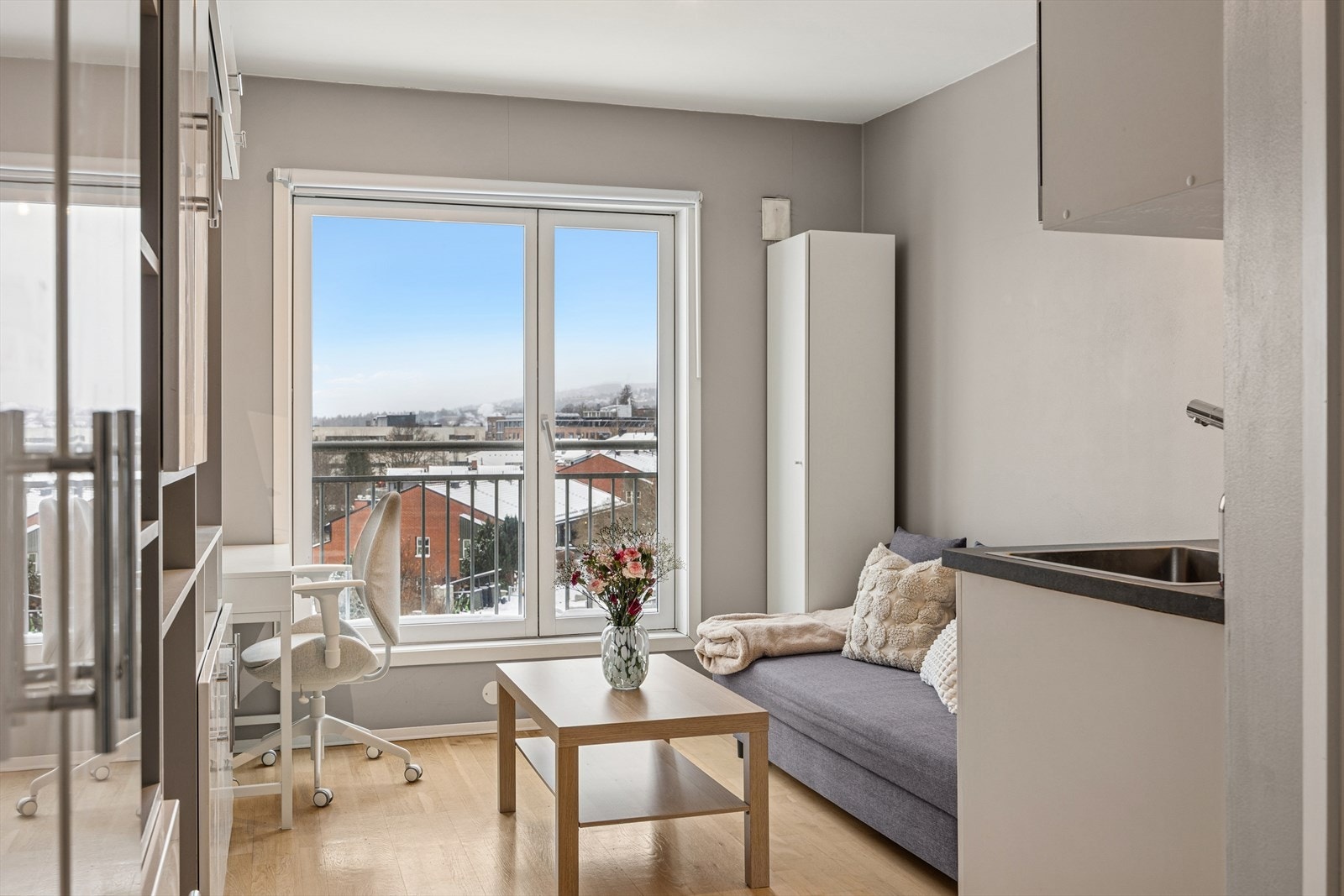 Store vindusflater som slipper inn rikelig med naturlig lys Galleribilde