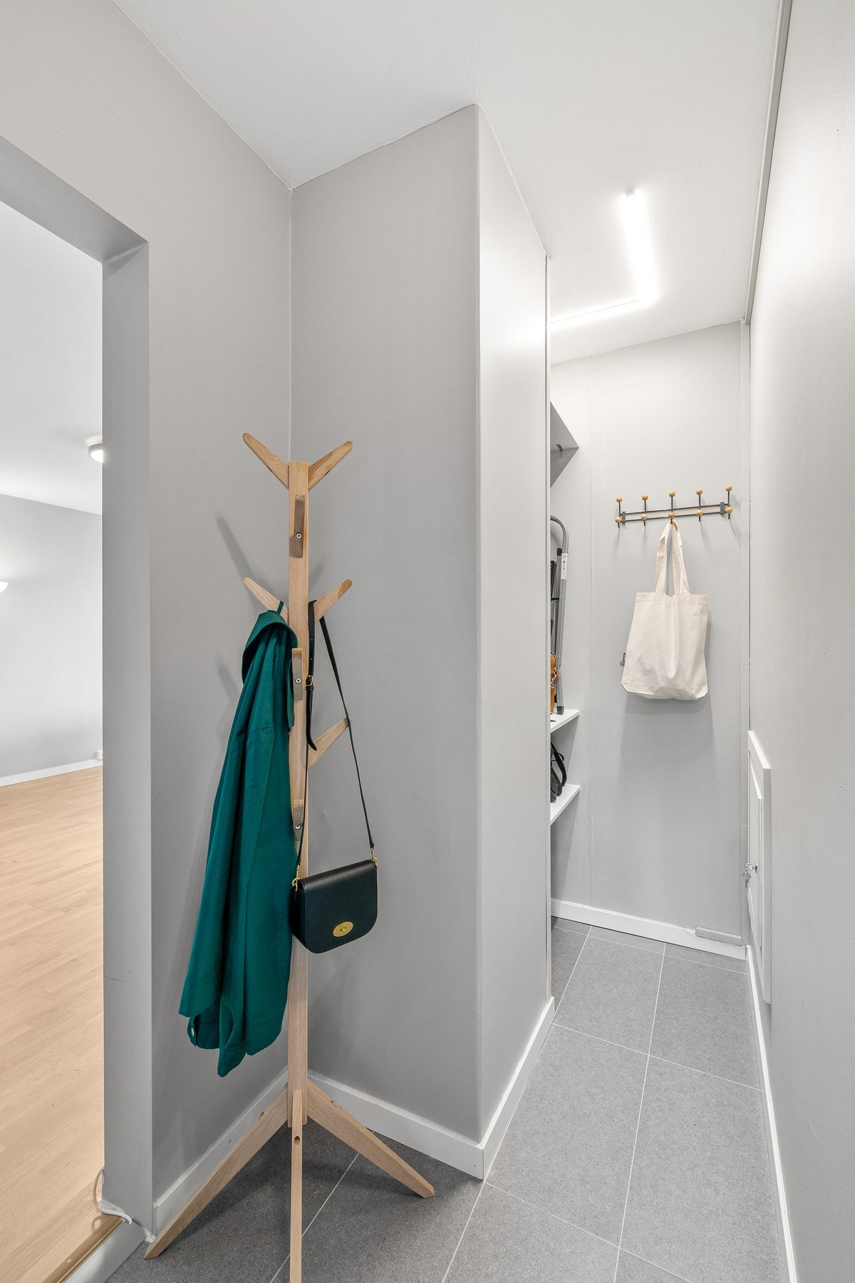 Gangen har praktiske oppbevaringsmuligheter, med god plass til både sko og yttertøy. Galleribilde