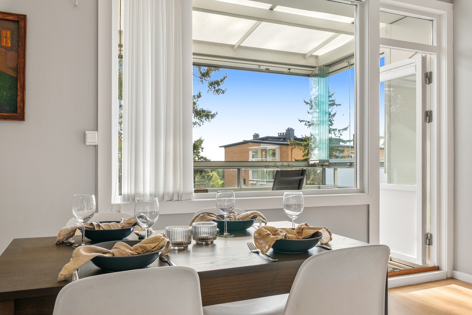 Dette er en lekker 3-roms med optimal planløsning, balkong og gode solforhold sentralt på Lambertseter. Galleribilde