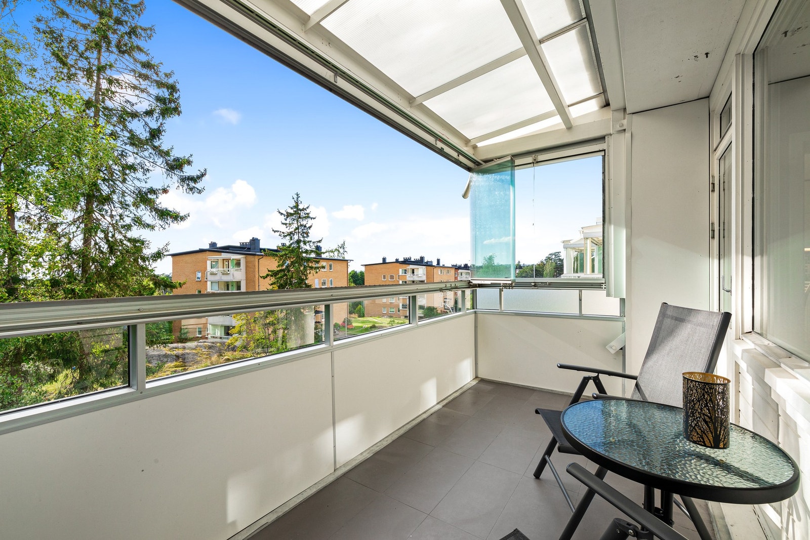 Flott innglasset balkong på ca. 9 m² som forlenger sesongen og gir et lunt og trivelig uteområde. Galleribilde