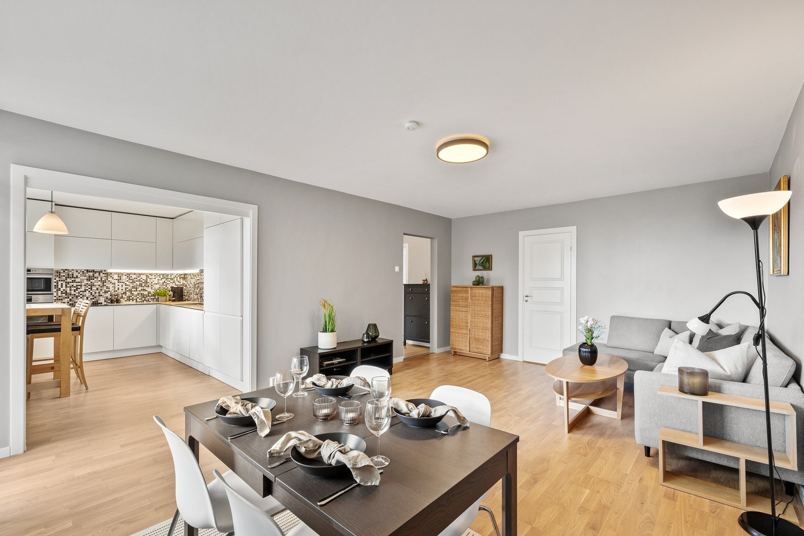 Fra stuen er det direkte utgang til balkongen, som fungerer som en naturlig forlengelse av oppholdsrommet sommertid. Galleribilde