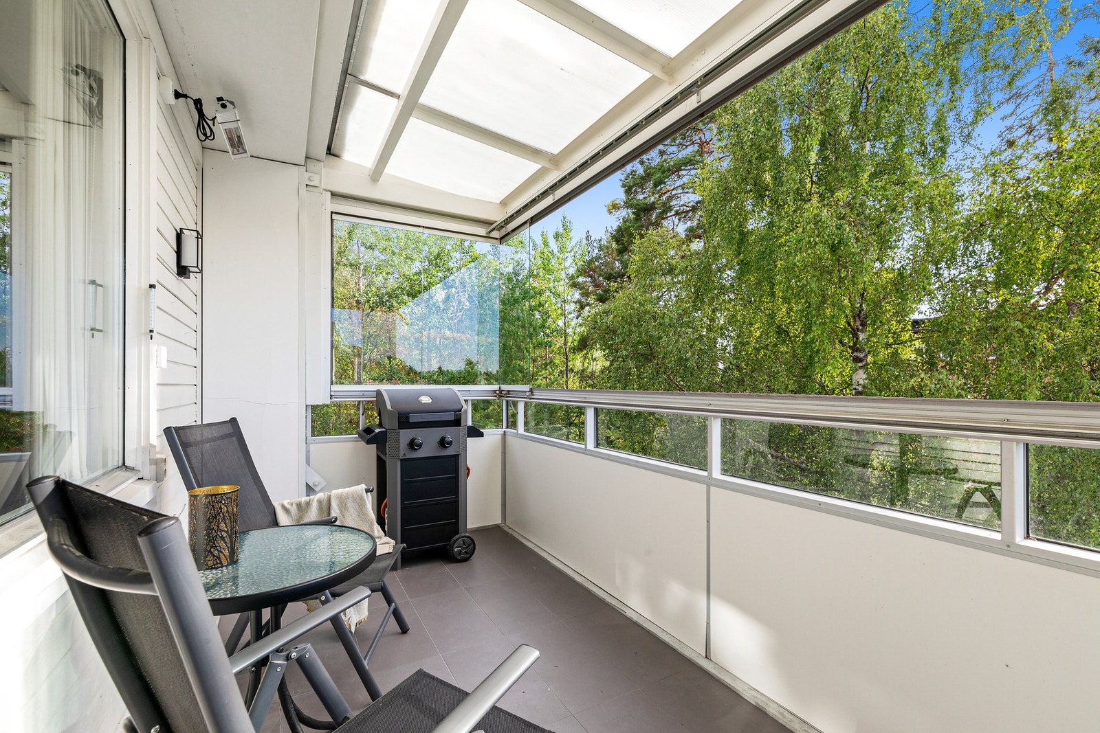 Her får du en fin og praktisk plass til utemøbler, hvor du kan nyte frisk luft. Galleribilde