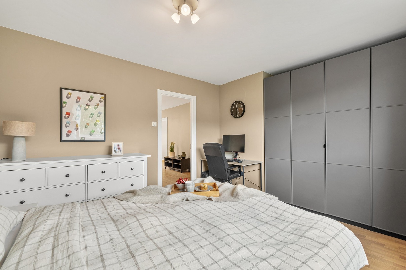 her er det god plass til dobbeltseng, kommode og arbeidsplass. Galleribilde