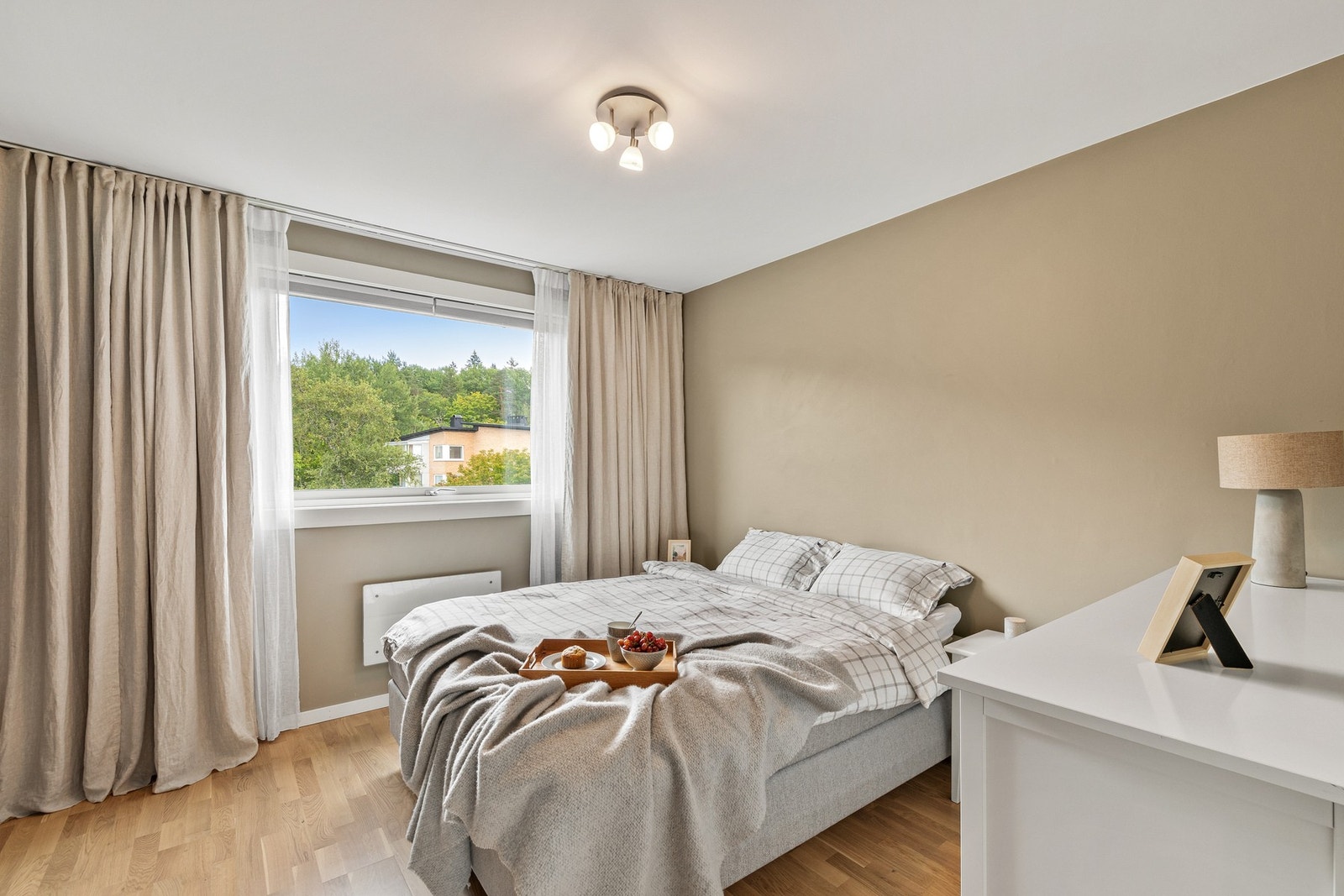 Hovedsoverommet malt i behagelige farger og moderne farger. Galleribilde