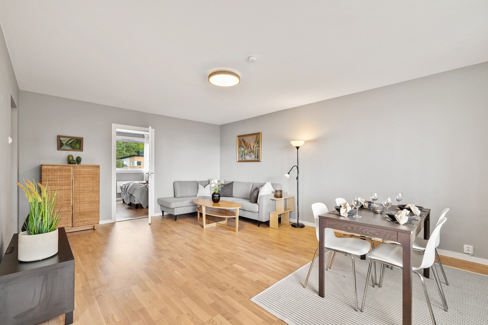 Dem romslige stuen har god plass til spisebord, noe som gjør rommet både sosialt og praktisk i hverdagen. Galleribilde