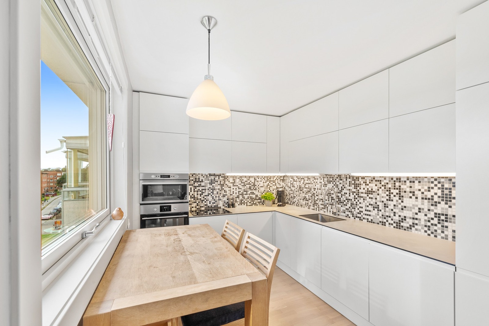 Kjøkkeninnredning fra IKEA montert i 2017 med glatte fronter og
laminat benkeplate, integrerte hvitevarer som kjøl/fryseskap,
oppvaskmaskin, induksjonstopp, micro og stekeovn. Galleribilde