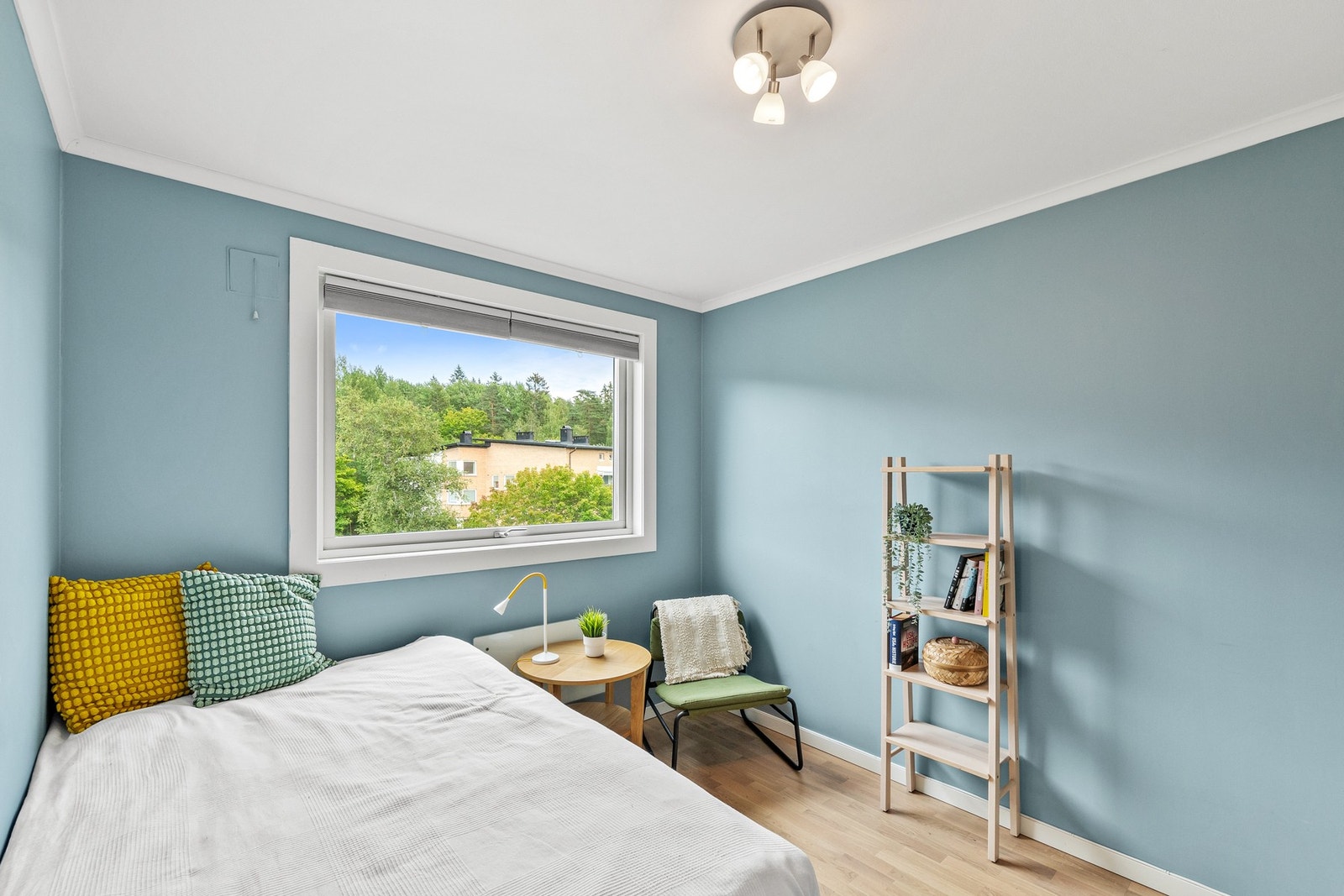 Vinduene slipper inn rikelig med naturlig lys og gir en trivelig atmosfære Galleribilde