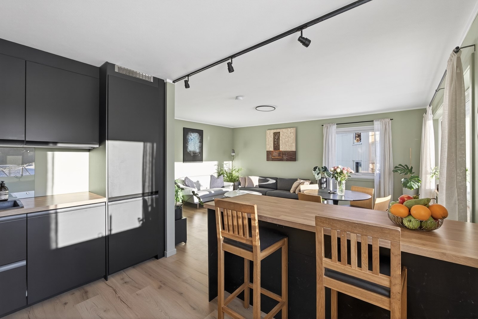 Boligen har en åpen og naturlig flyt som legger godt til rette for besøk og sosiale sammenkomster med familie og venner. Galleribilde