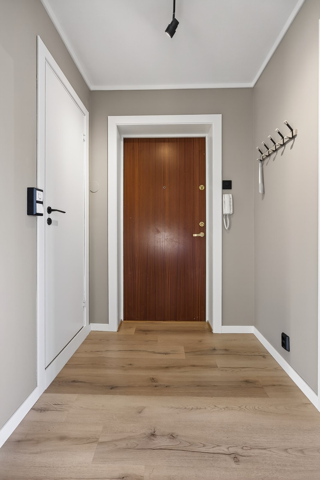 Ryddig entré med gode muligheter for møblement og praktisk oppbevaring av sko og yttertøy. Galleribilde