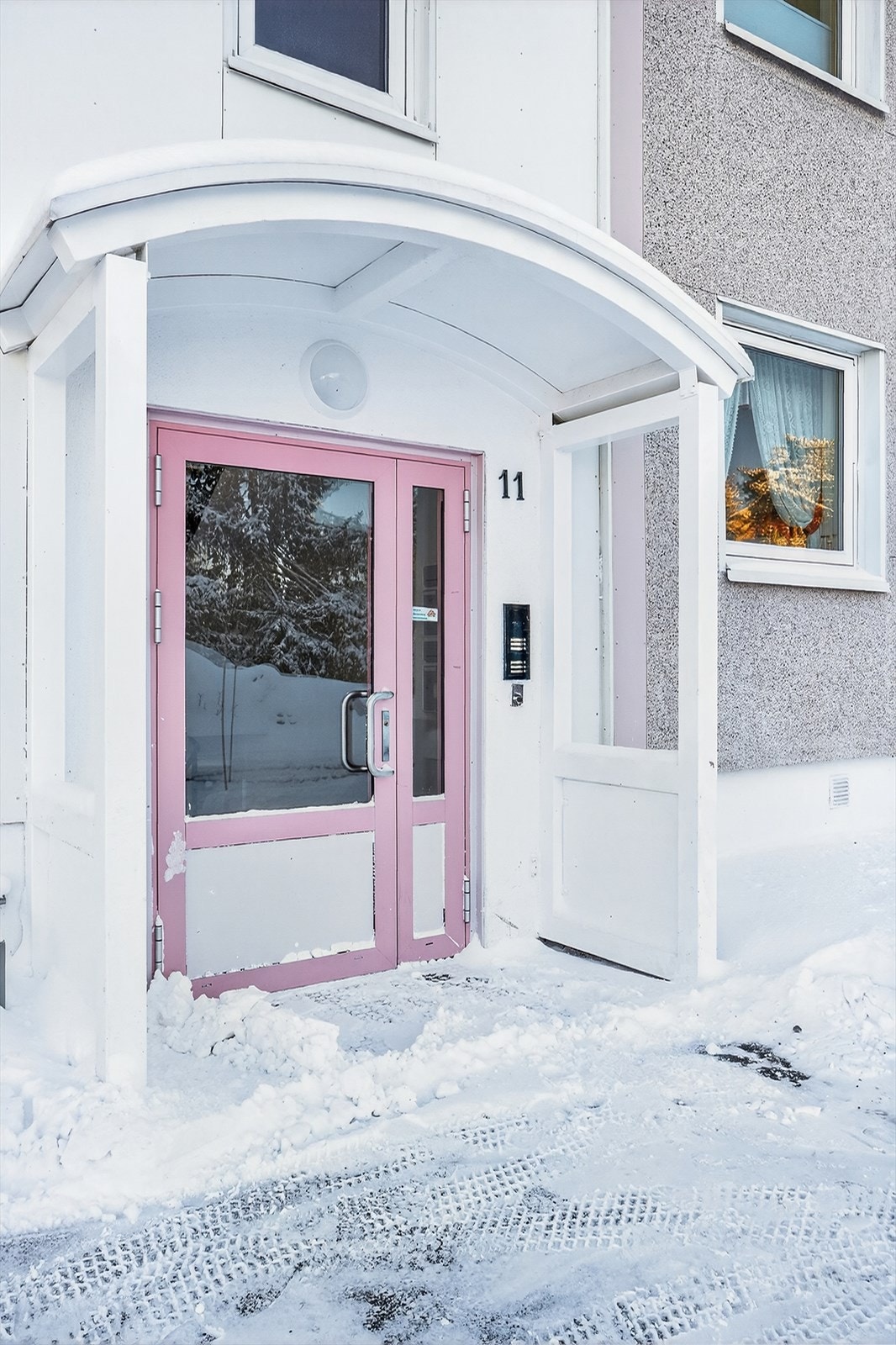 Utvendig entré med callinganlegg som gir enkel og trygg adkomst. Galleribilde