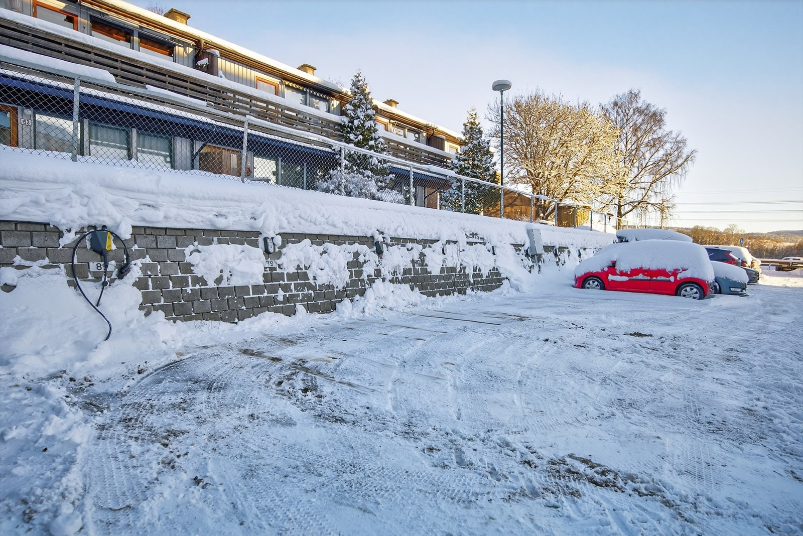 Boligen disponer en privat parkeringsplass med elbillader. Galleribilde