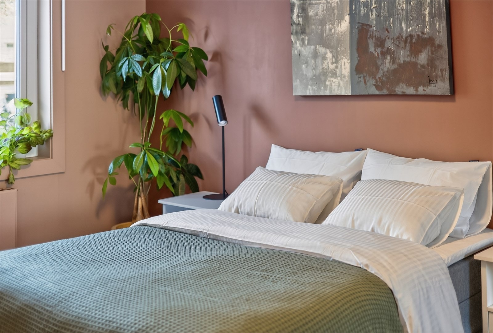 Et romslig og behagelig hovedsoverom med plass til både dobbeltseng og øvrig møblement. Galleribilde