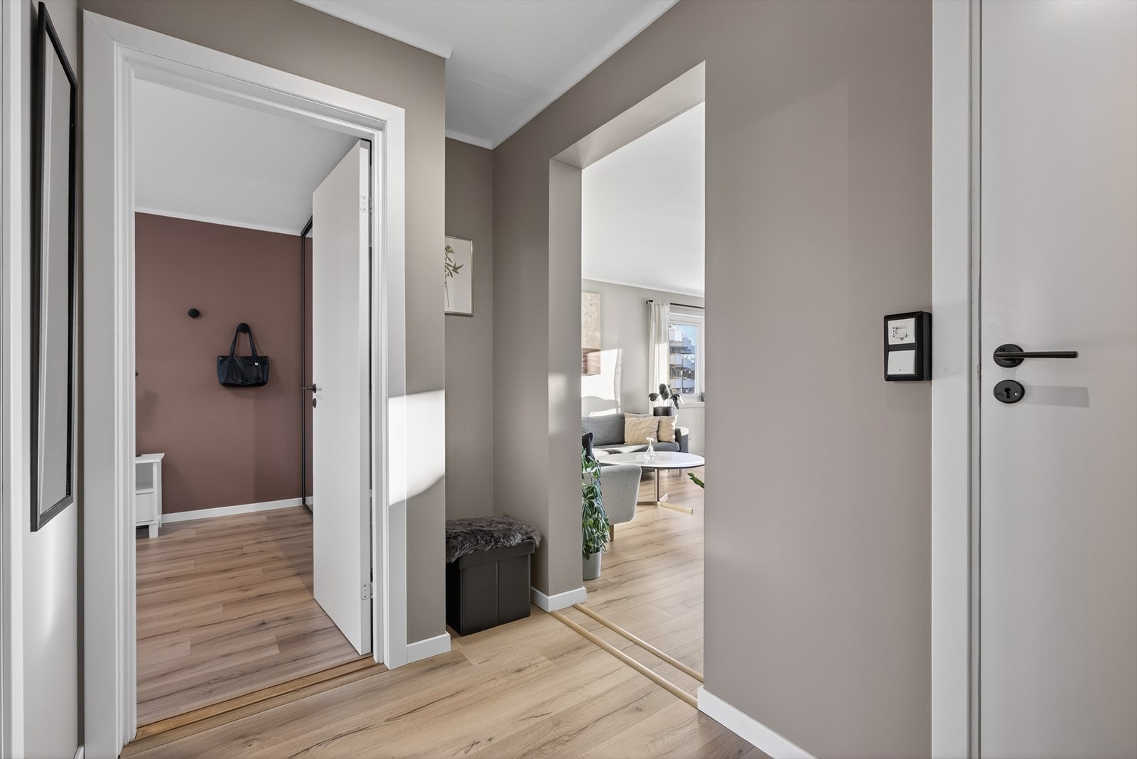 En praktisk og fleksibel nisje i entréen som gir gode bruksmuligheter til oppbevaring eller møblering. Galleribilde