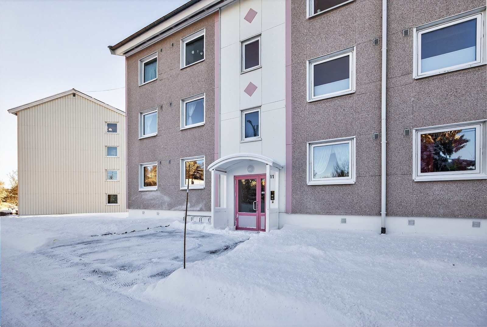 Fasaden fremstår velholdt og har et tidstypisk preg i tråd med byggeåret. Galleribilde