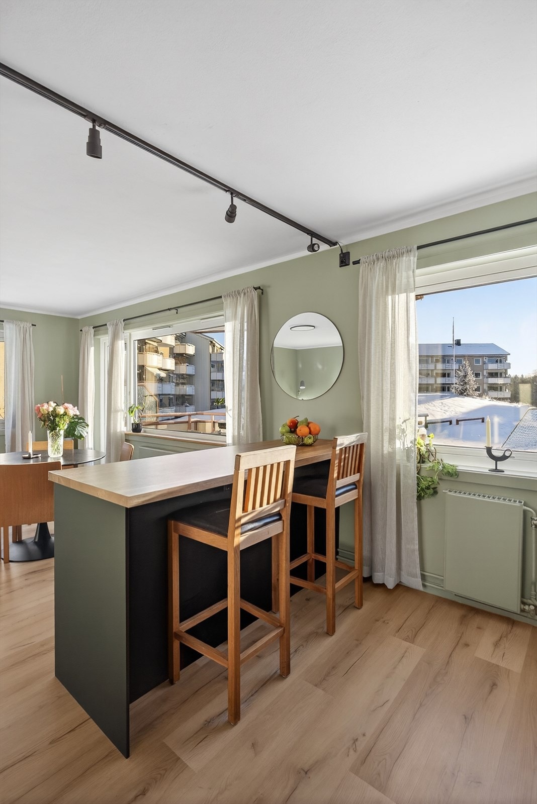 Kjøkkenøyen egner seg godt som frokostplass i hverdagen og er et naturlig samlingspunkt ved sosiale anledninger. Galleribilde