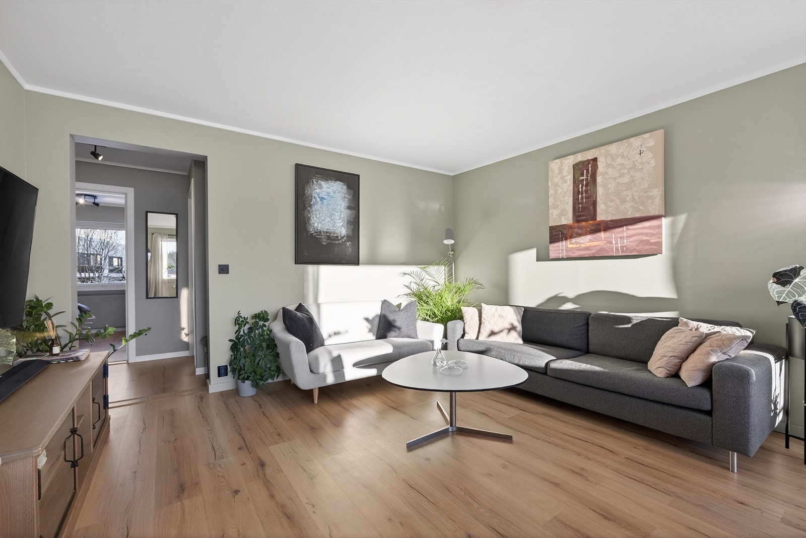 Plass til stor sofagruppe, tv seksjon og fleksibel møblering. Galleribilde