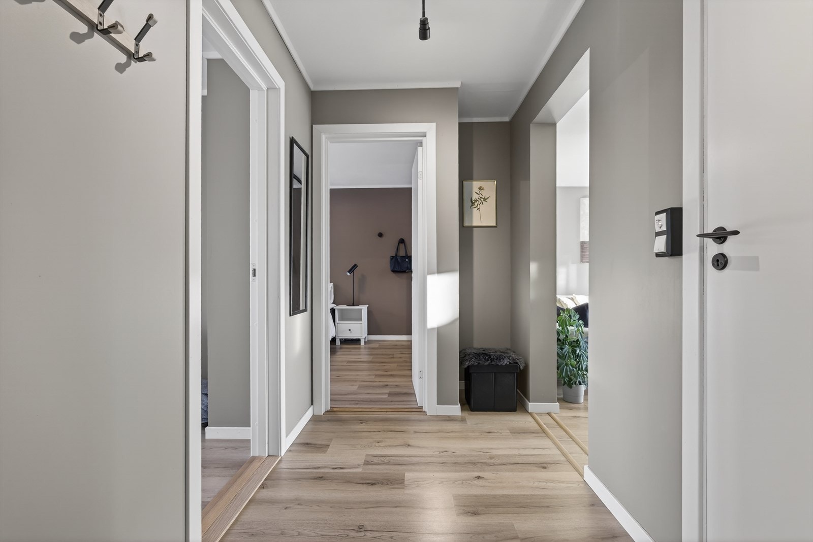 Entréen ønsker deg velkommen på en ryddig og innbydende måte, og leder videre til boligens øvrige rom. Galleribilde