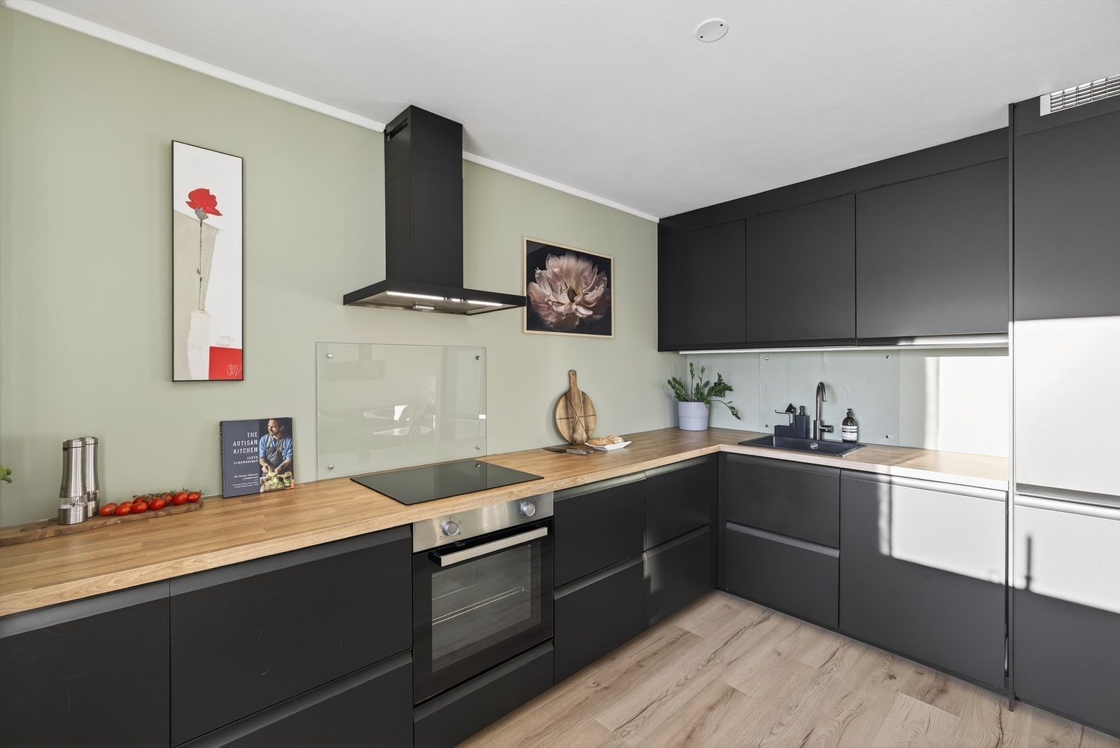 Stilrent og lekkert kjøkken med integrerte løsninger og hvitevarer som fortsatt er under garanti, noe som gir både trygghet og kvalitet. Galleribilde