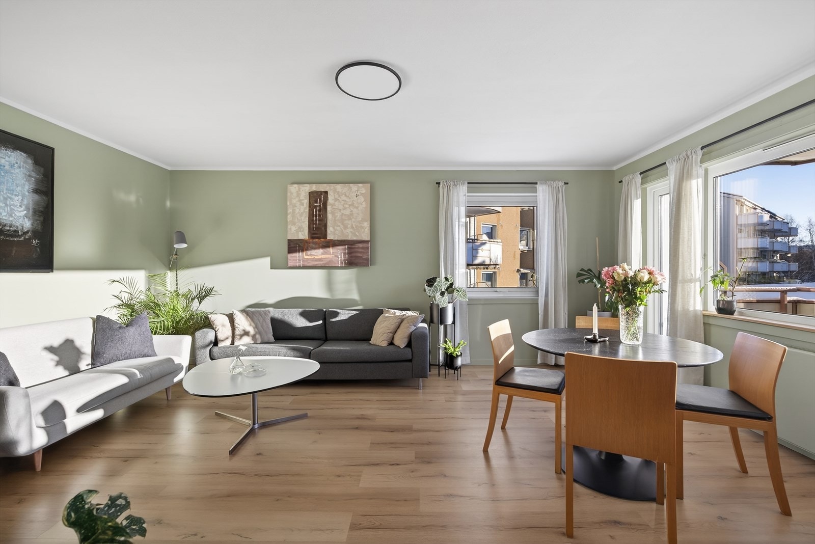 Den romslige stuen har god plass til både sofagruppe og spiseplass, med en naturlig og funksjonell soneinndeling. Galleribilde