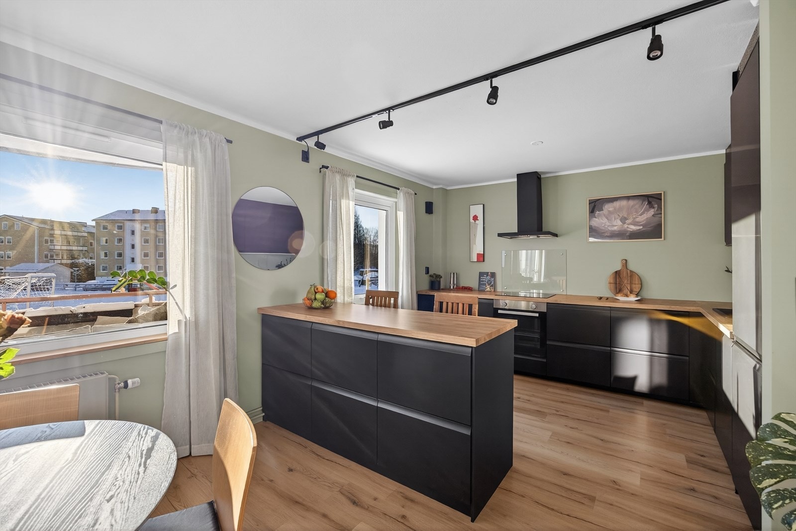 Boligen har en åpen og gjennomført løsning med kjøkken og kjøkkenøy fra 2023 som binder stue og kjøkken sømløst sammen, og gir både god funksjonalitet og et moderne uttrykk. Galleribilde