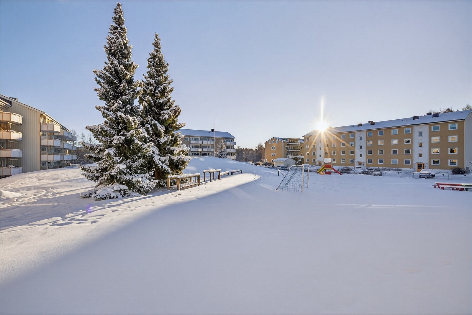 Balkongen byr på svært gode solforhold med sol fra ca. kl. 08:00 og helt frem til rundt kl. 16:30 på sommerstid. Galleribilde
