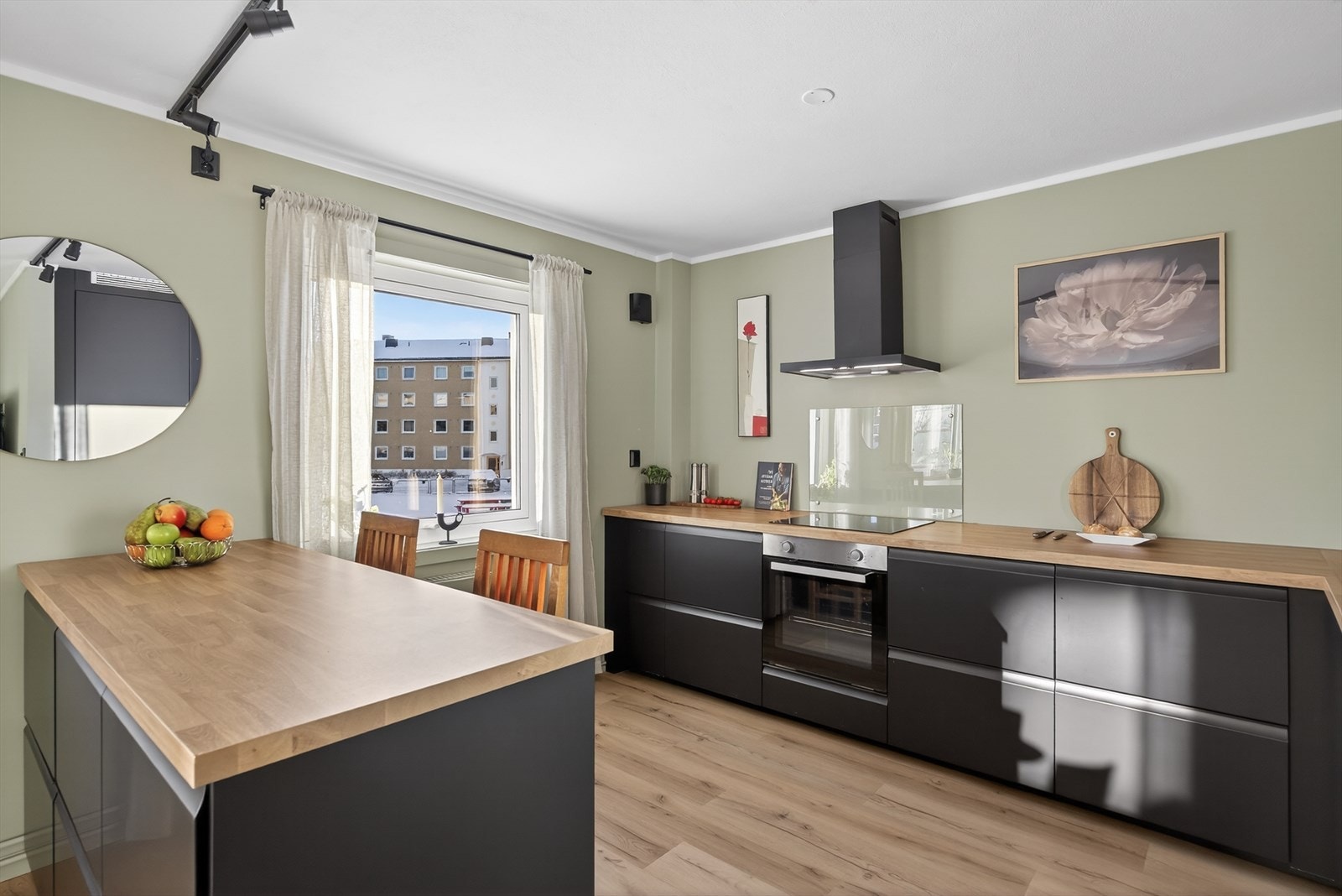 Kjøkkenet byr på svært gode oppbevaringsløsninger med rikelig skapplass, noe som gjør det enkelt å holde kjøkkenet ryddig og funksjonelt. Galleribilde